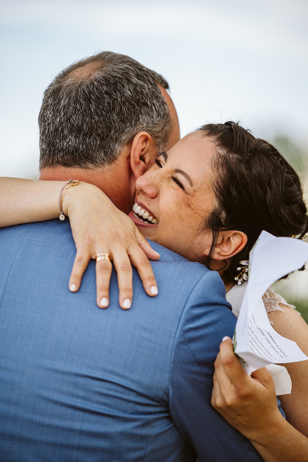 L'amour célébré lors d'une cérémonie bilingue dans la maison familiale